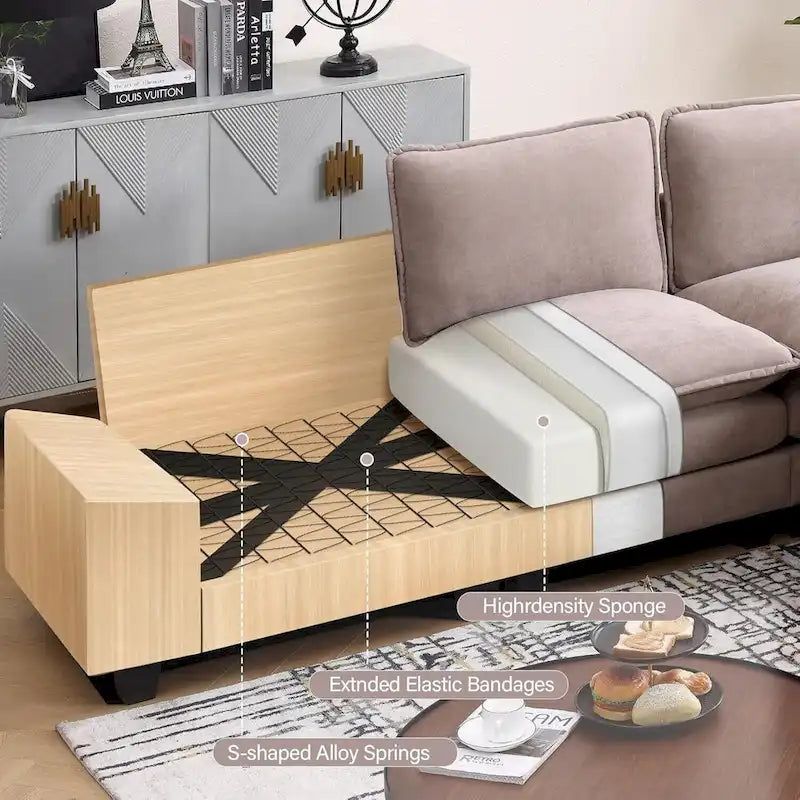 Canapé trois places capitonné beige avec assises et coussins profonds
