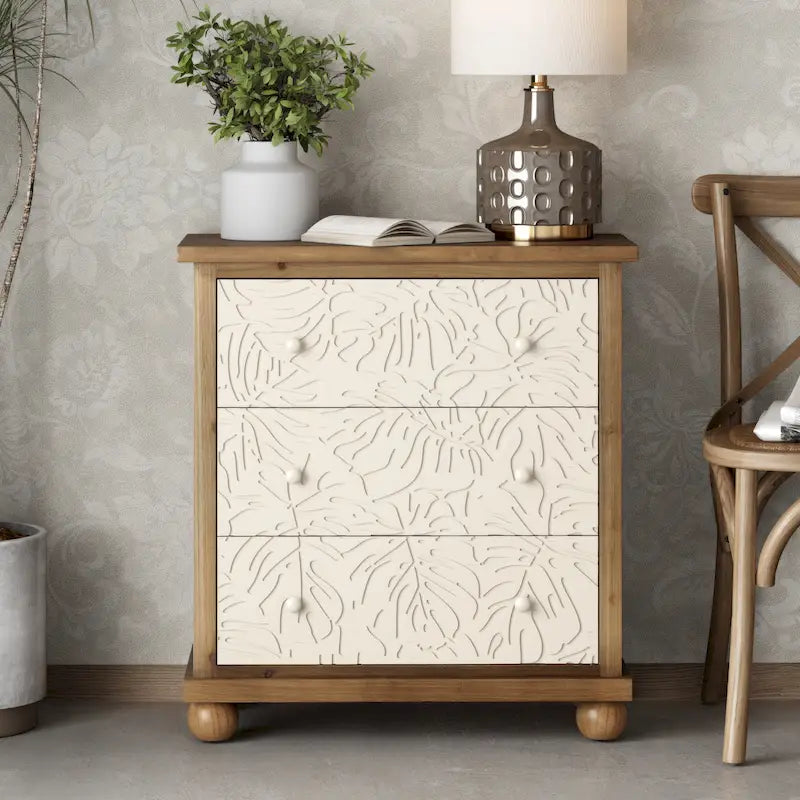 Table de chevet rustique crème et marron à trois tiroirs avec détails de feuilles sculptées
