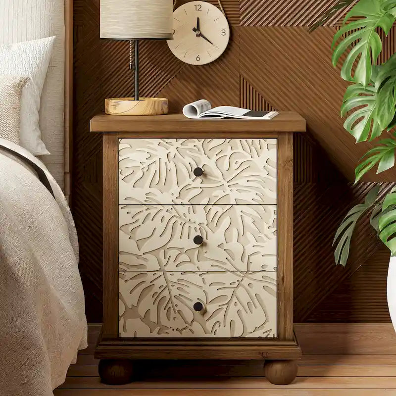 Table de chevet rustique crème et marron à trois tiroirs avec détails de feuilles sculptées