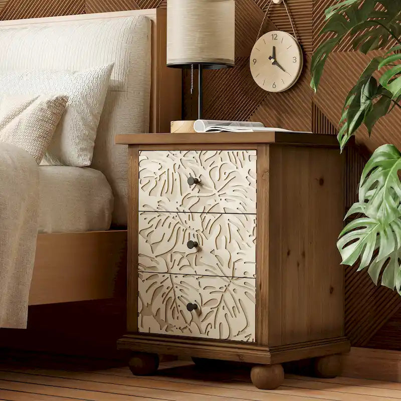 Table de chevet rustique crème et marron à trois tiroirs avec détails de feuilles sculptées