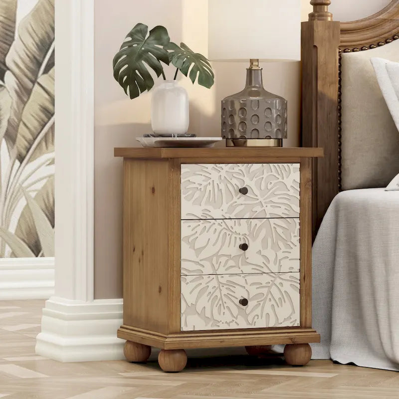 Table de chevet rustique crème et marron à trois tiroirs avec détails de feuilles sculptées