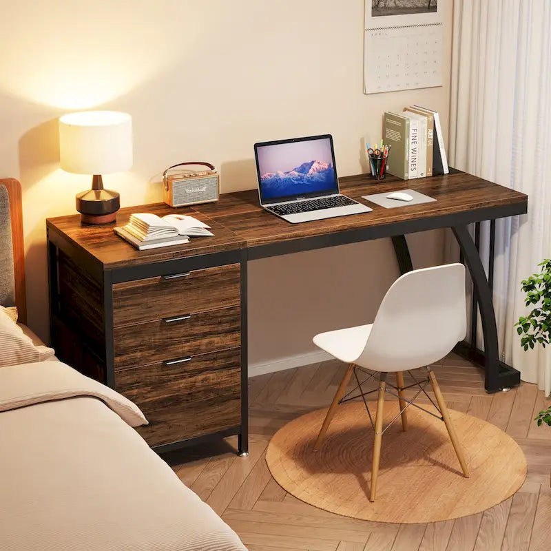Bureau d'ordinateur industriel en bois avec trois tiroirs et structure en métal