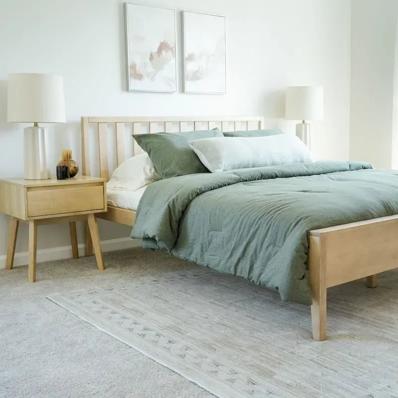 Cadre de lit moderne en bois massif pour lit queen avec tête de lit à lattes verticales