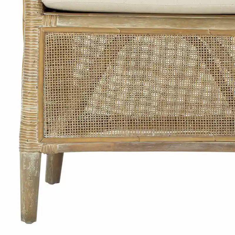 Fauteuil d'appoint en rotin tressé blanchi avec coussin en lin ivoire doux