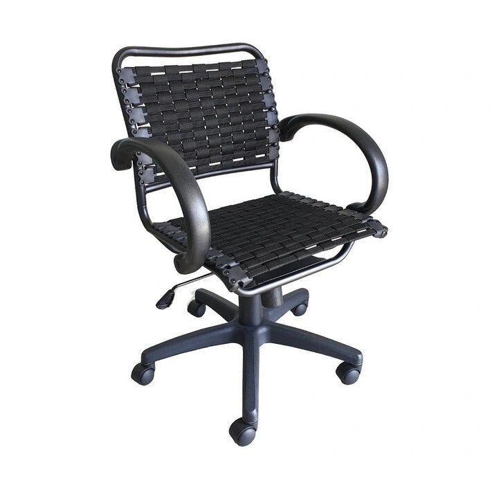 Chaise de bureau moderne noire à dossier élastique avec accoudoirs incurvés et roulettes