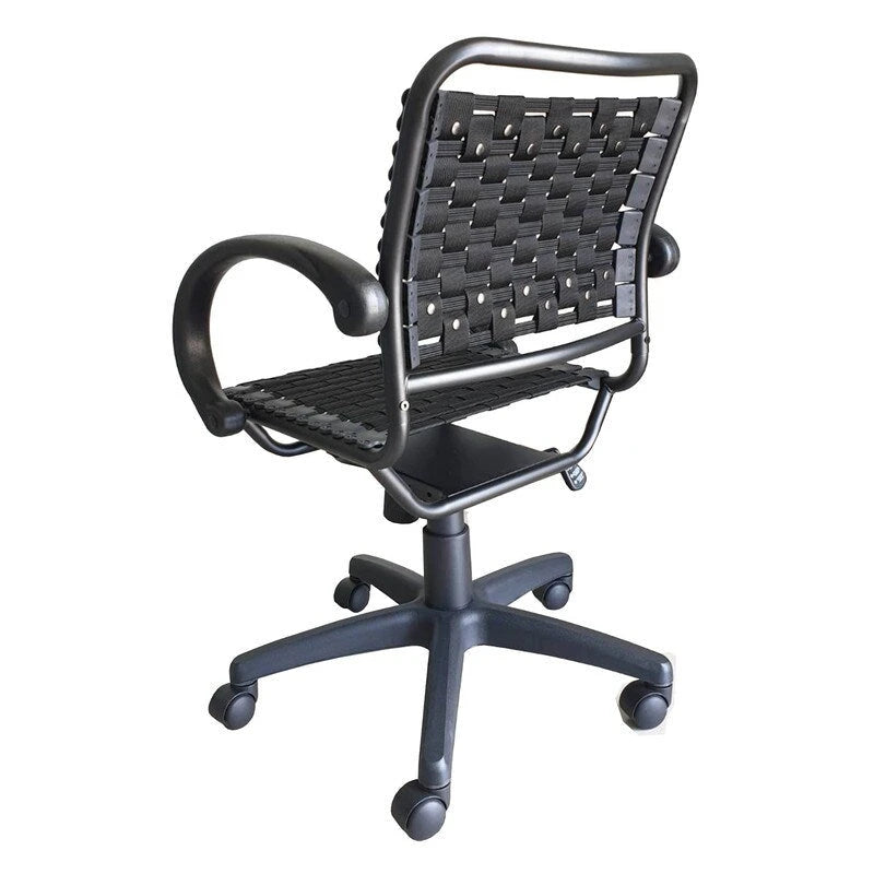 Chaise de bureau moderne noire à dossier élastique avec accoudoirs incurvés et roulettes